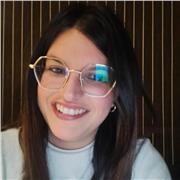 Ragazza laureata in biotecnologie impartisce lezioni di biologia, scienze etc